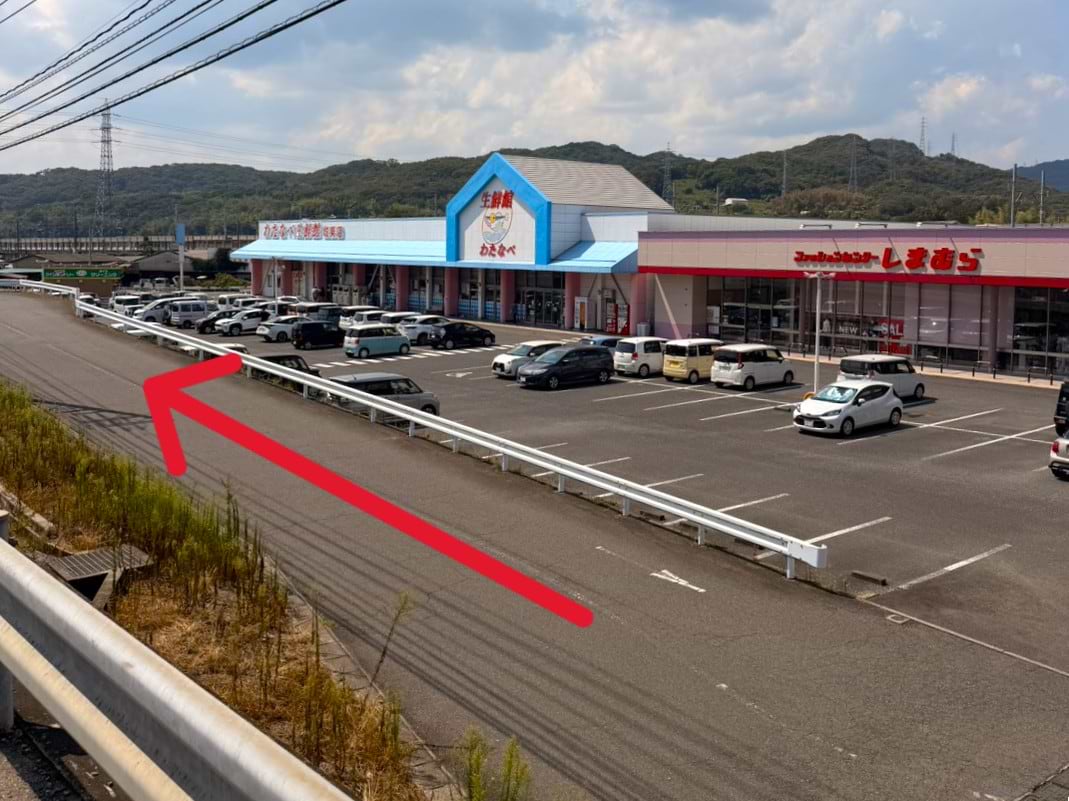 備前方面からお越しの際は、わたなべ生鮮館 城東店を右手に350mほど直進した先、右手に当店がございます