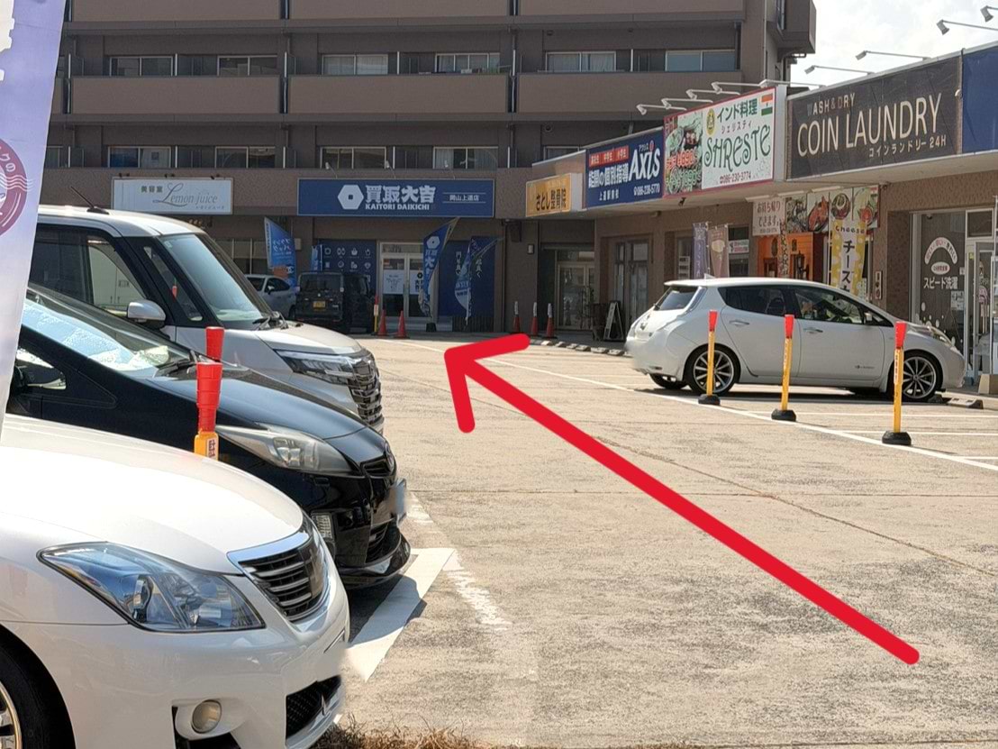 右手の施設内に進むと、突き当りに当店がございます