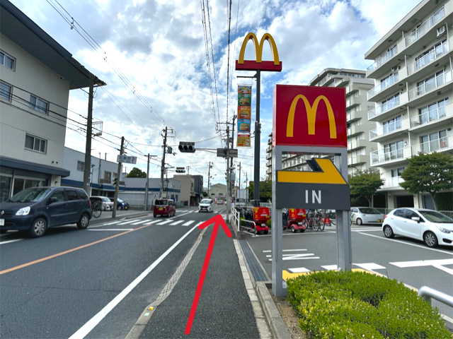 「マクドナルド25号平野店」を右手に、八尾方面とは反対方向へ直進します