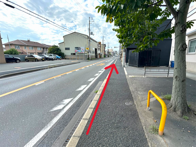 90ｍほど直進すると、右手側に当店がございます