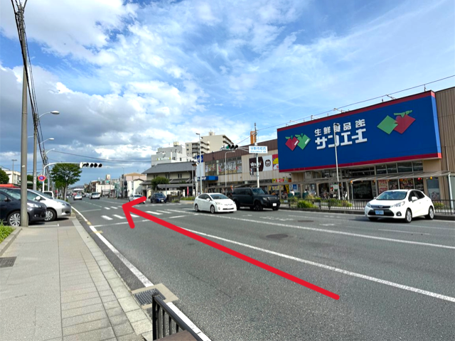 スーパーサンエー平野店を右手に、八尾方面　(東方向）へ直進します