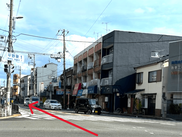 平野東1交差点を斜め右方向へ進み、国道25号線に入ります