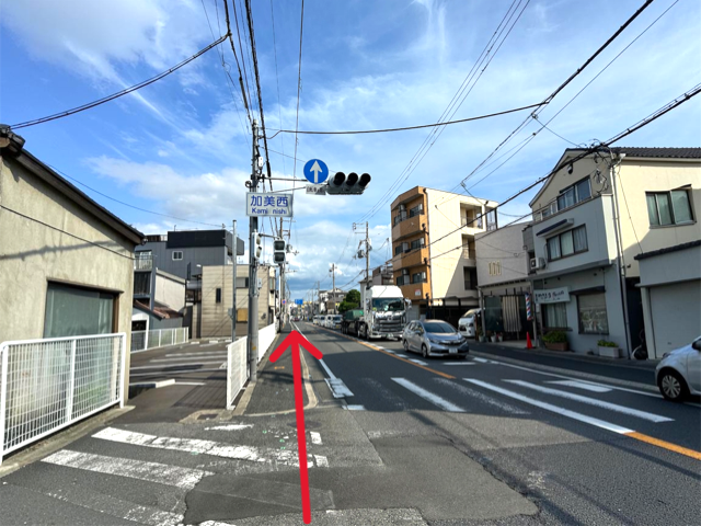 加美西交差点を通過し、さらに200ｍほど直進すると左手に当店がございます