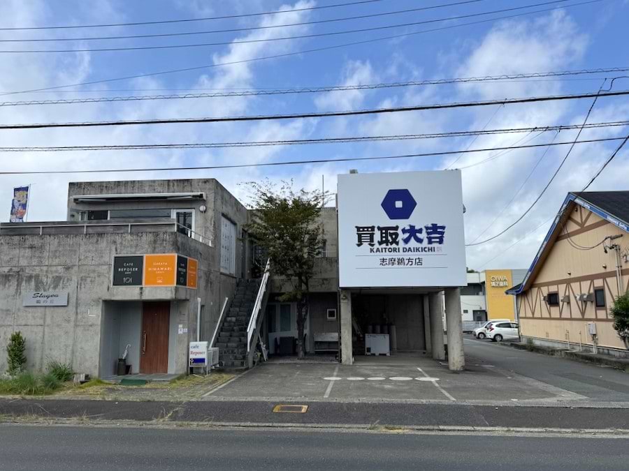 お車でお越しの際は、敷地内の駐車場をご利用ください