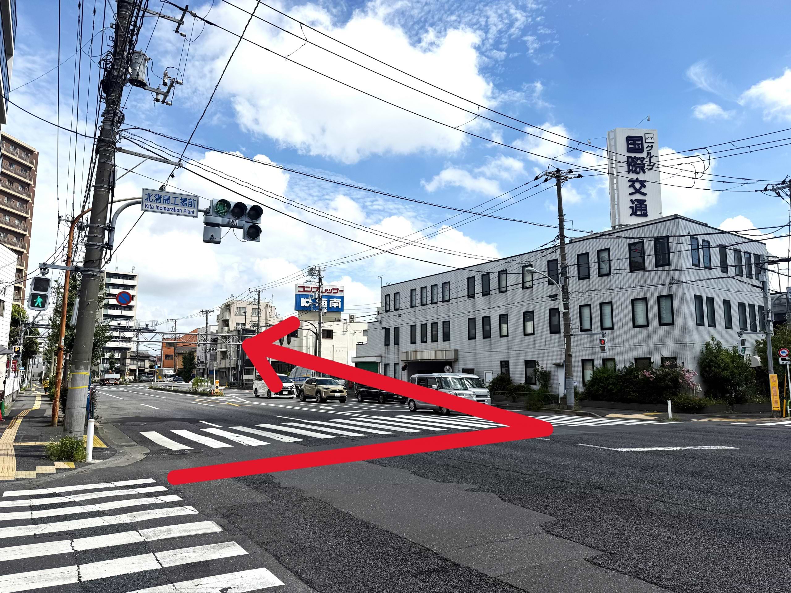 北清掃工場前交差点まで進み、横断歩道を渡って200mほど直進すると、右手に当店がございます。