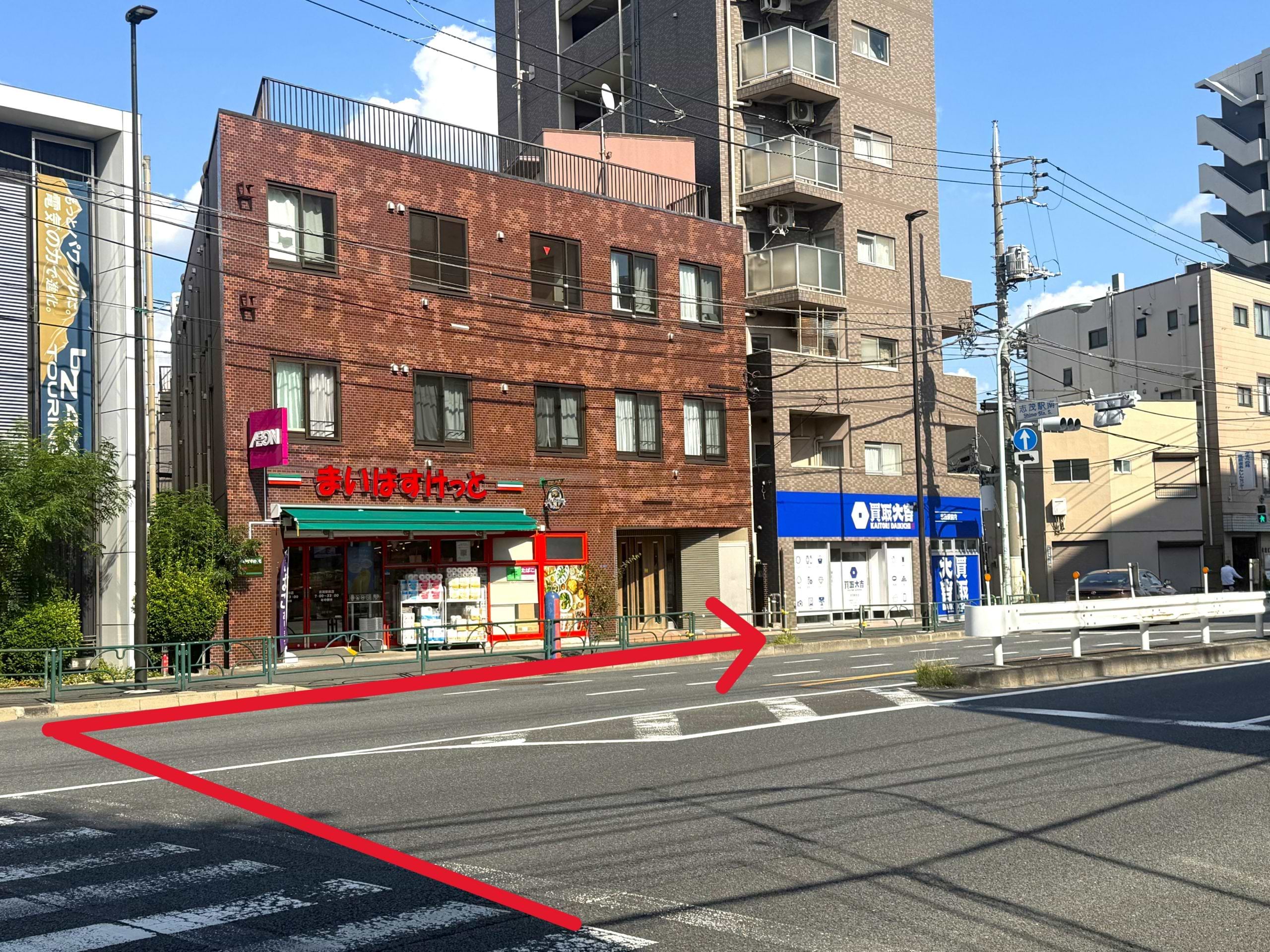 出口を出て、右斜め前方にあるまいばすけっと志茂駅前店様の隣に当店がございます。