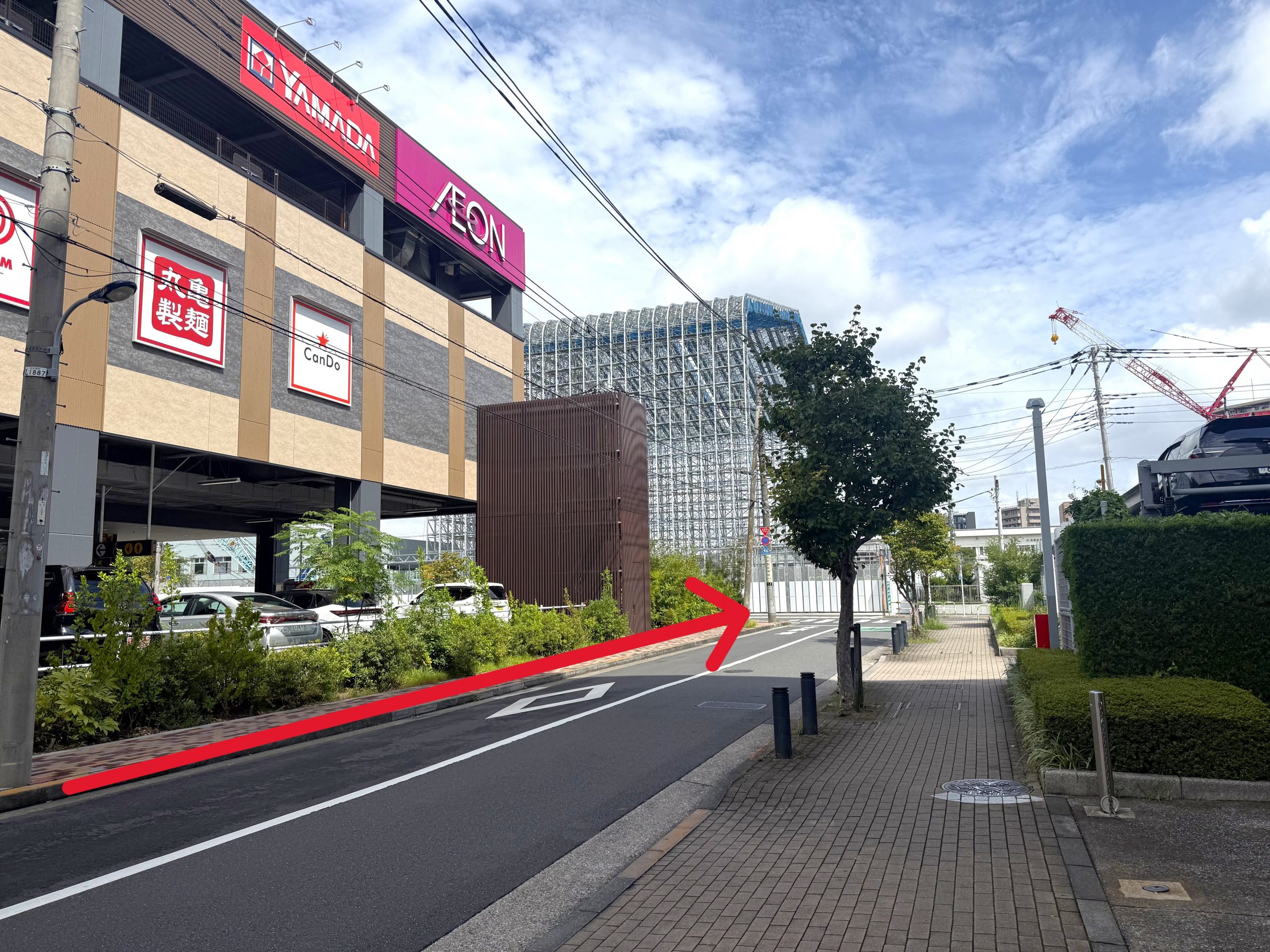 イオンスタイル赤羽店様の入口を背に、左手方向へ進みます。
