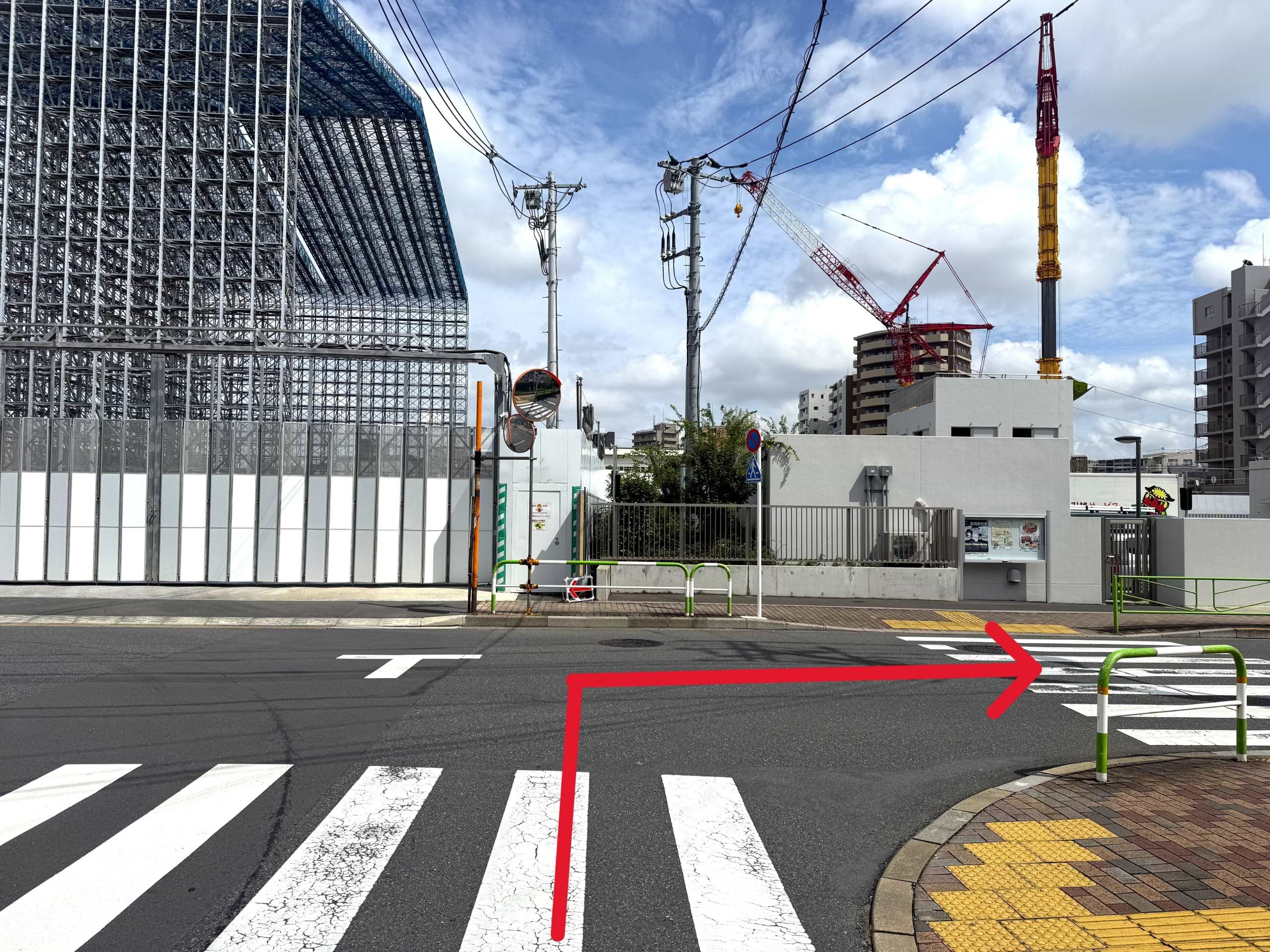 T字路を右折し、北本通り方面へ進みます。