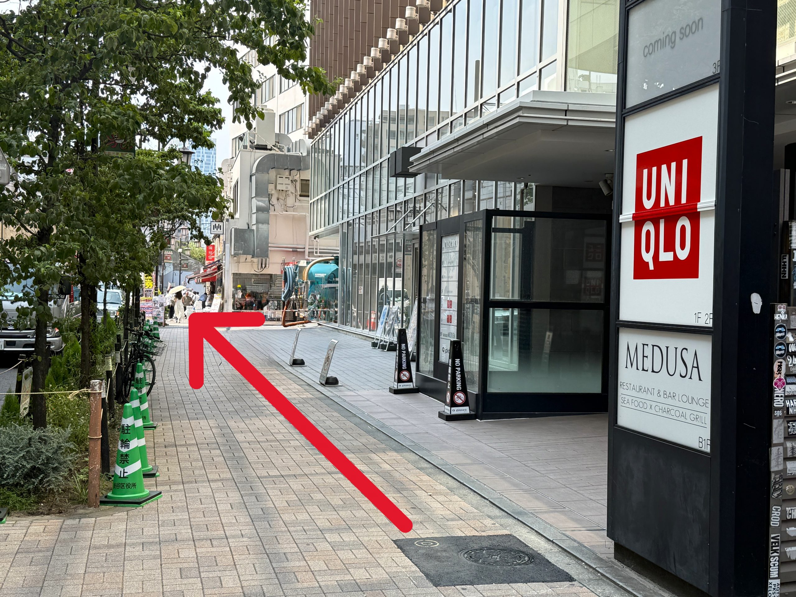 「ユニクロ 恵比寿店」を正面に左折し、駅前の大通り（駒沢通り）へ70ｍほど直進します。