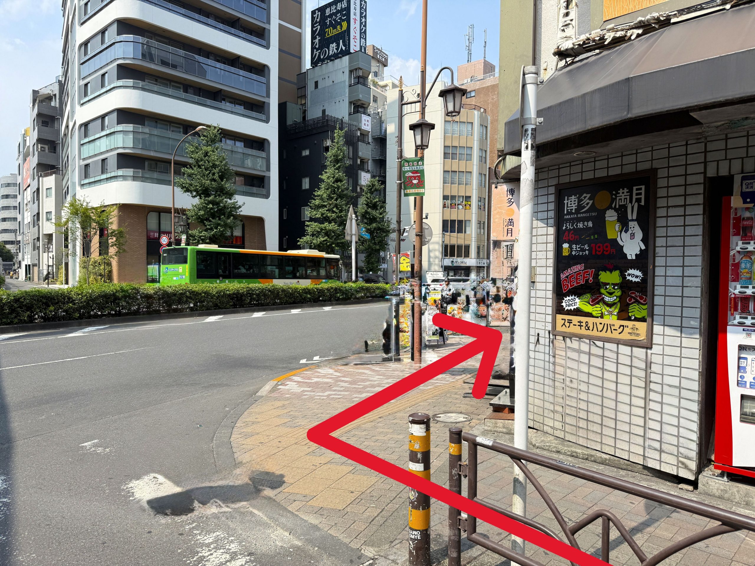 大通りに出たら右折し、70ｍほど直進します。