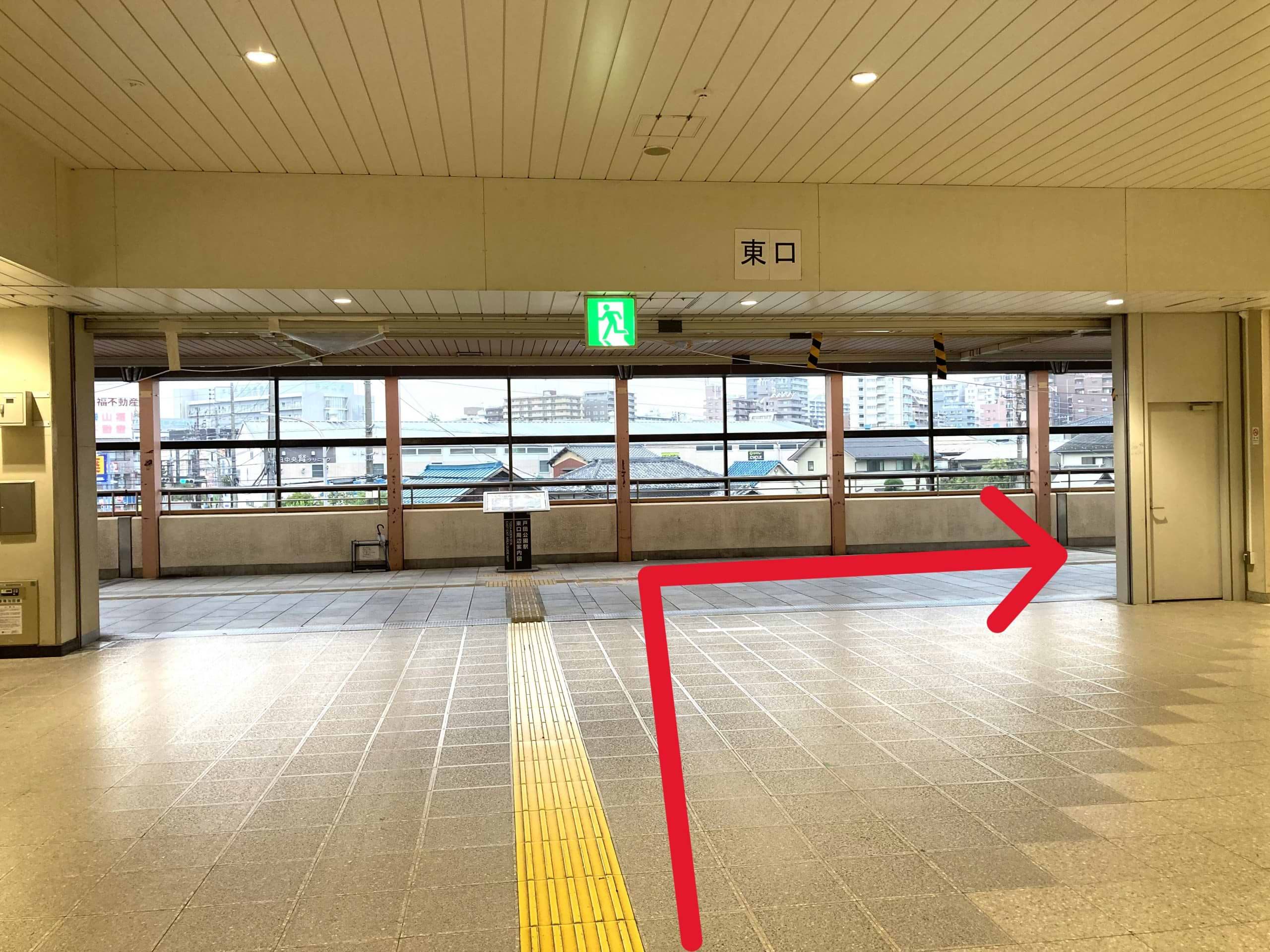 JR戸田公園駅の改札を出て、東口出口を右手方向に進み、階段を降ります