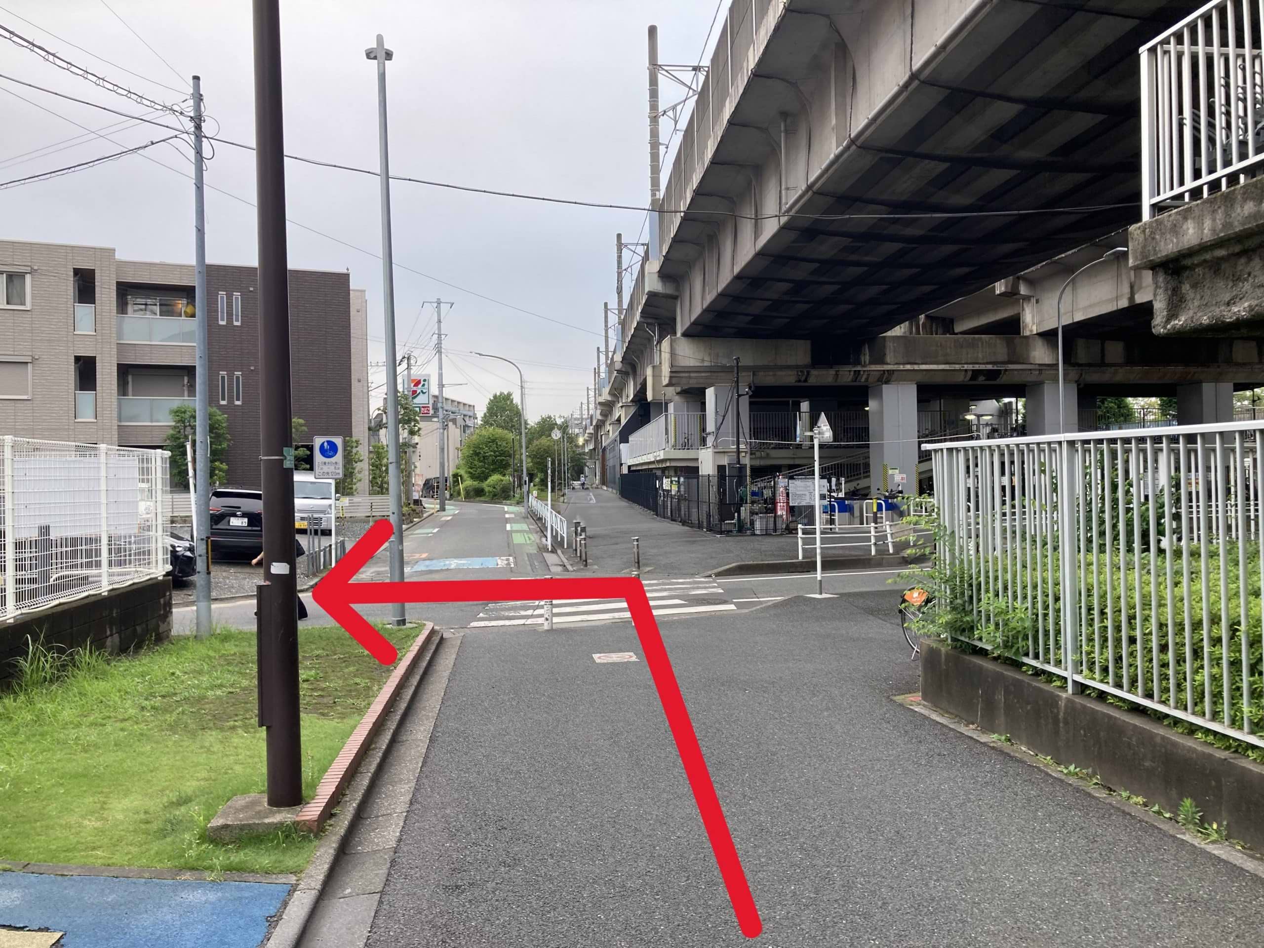 階段を降りたらそのまま直進し、エコステーション21 戸田公園駅東口駐輪場を目印に、写真の十字路を左折します