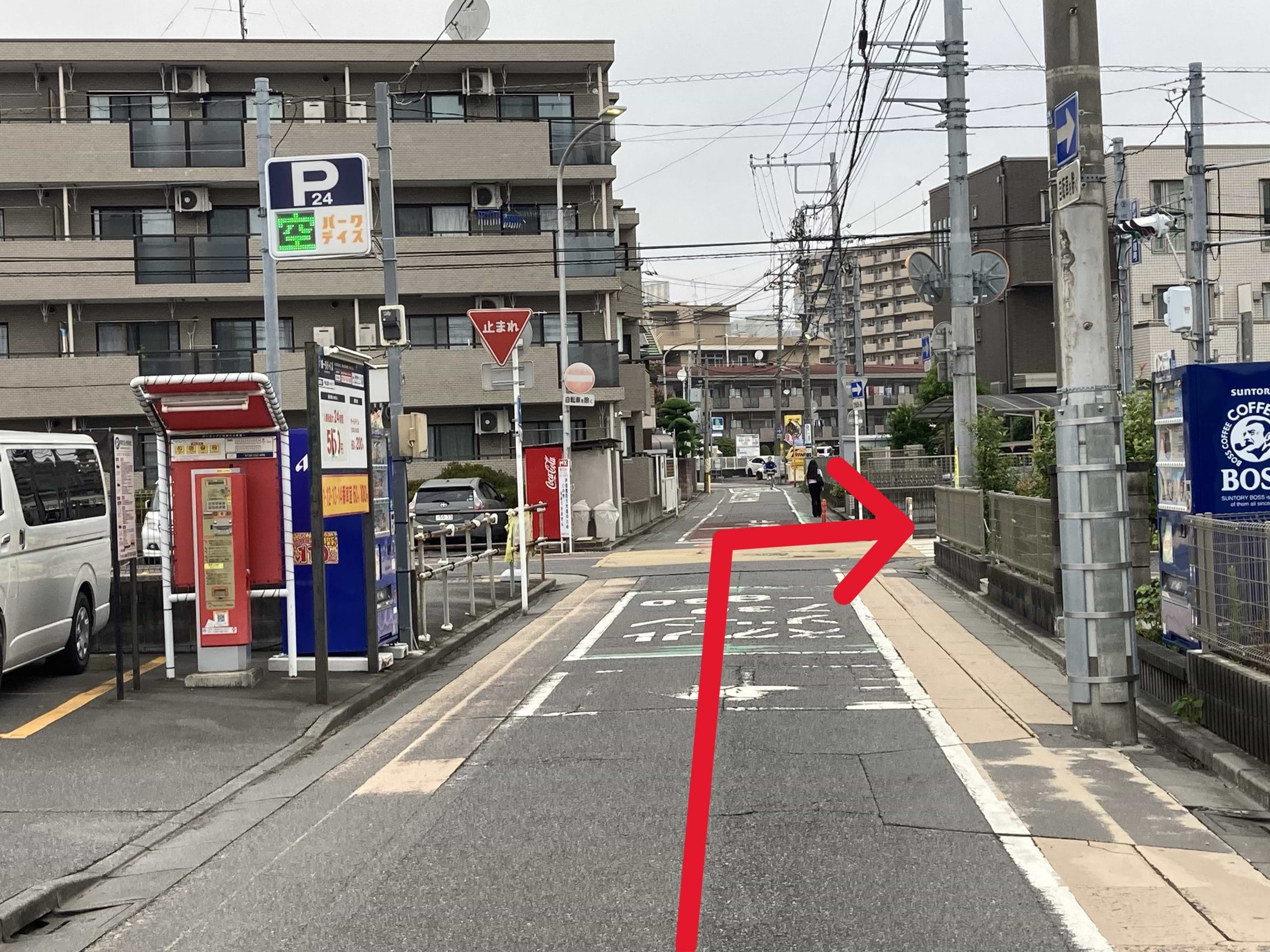 150ｍほど直進し、写真の十字路を右折します<br>(十字路手前、左手側にパークデイズ戸田公園パーキング）