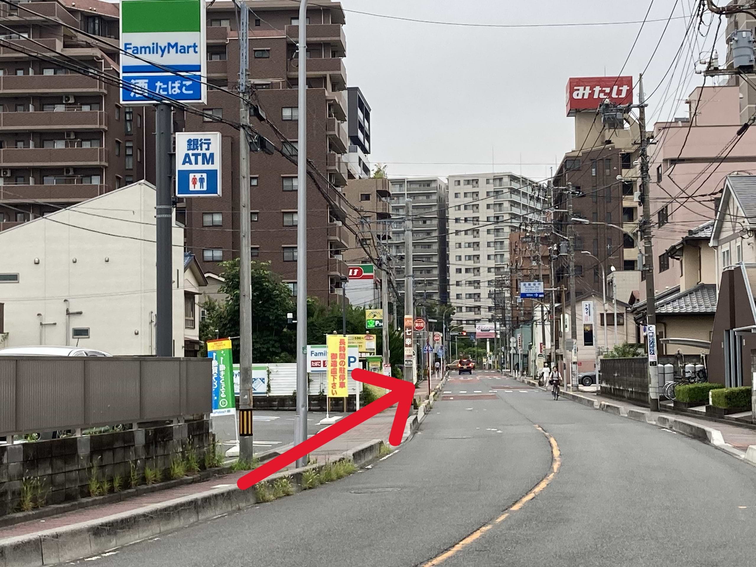 250mほど直進すると、左手にあるセブン‐イレブン 戸田本町１丁目店の右隣に当店がございます