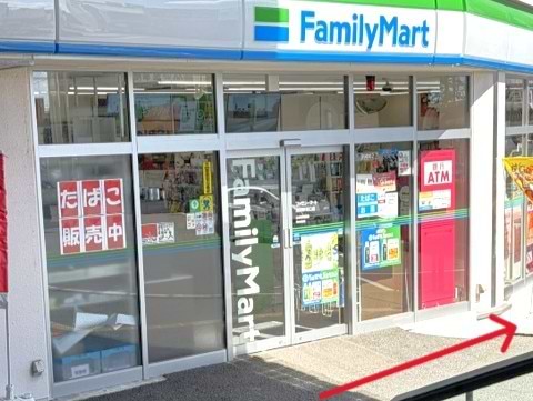 ファミリーマート 指扇駅南口店を通過し、信号を渡ります