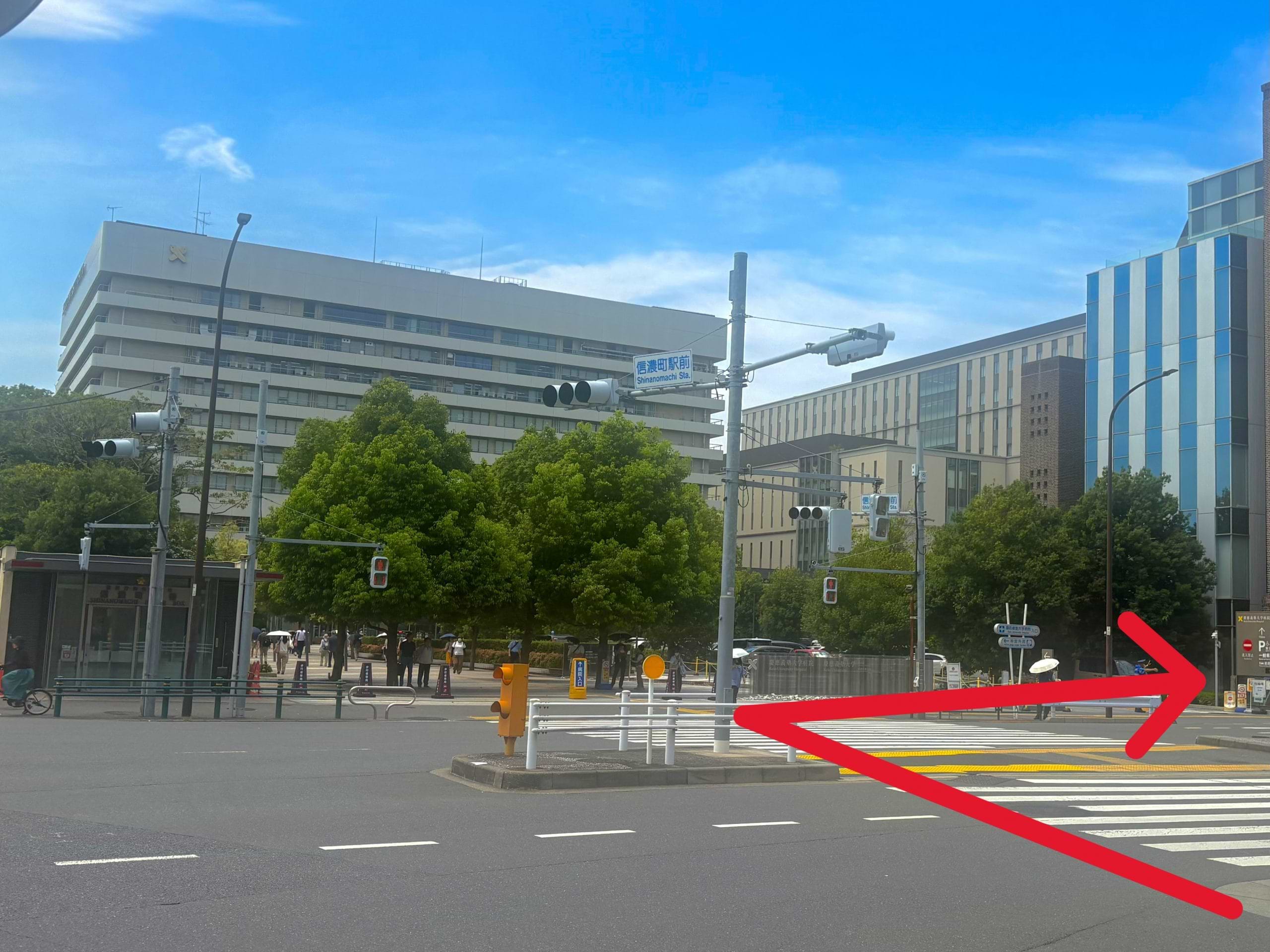 大きな交差点（信濃町駅前交差点）が目の前にございますので、信号を渡って右折し、四谷三丁目方面に進みます
