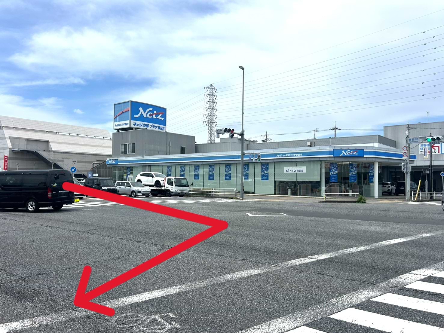 左手にネッツトヨタプラザ春日井がある東野町交差点を右折すると、左手に当店がございます
