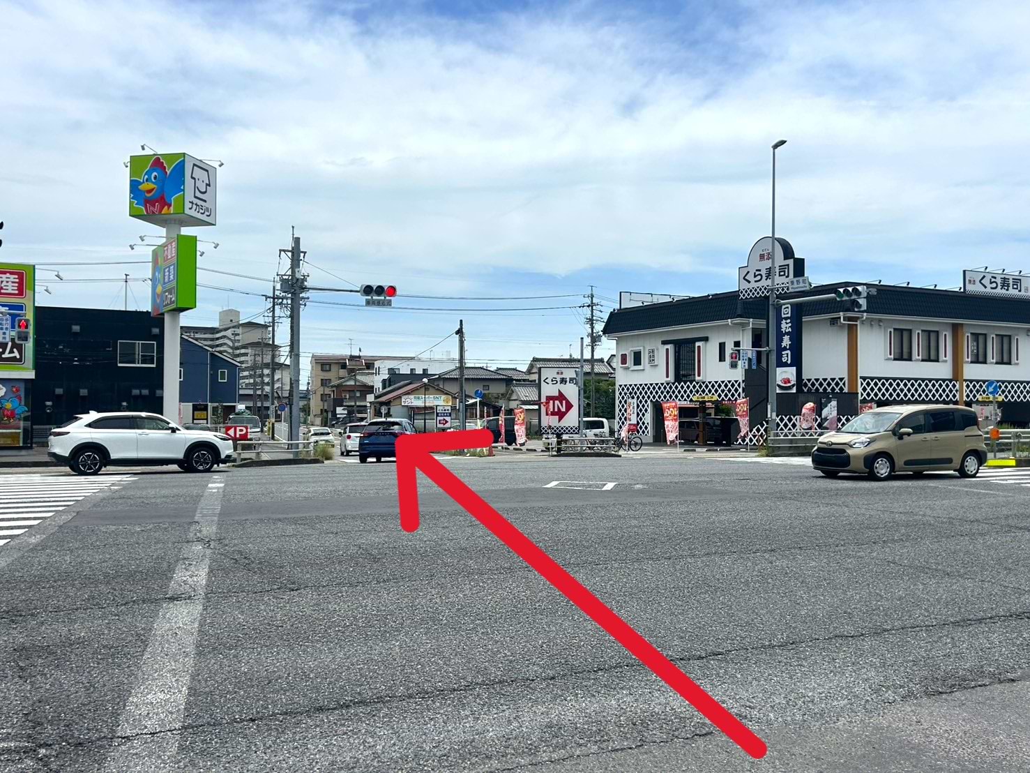 DCM春日井店方面からお越しの方は、右手にくら寿司春日井インター店がある東野町交差点を直進すると、左手に当店がございます