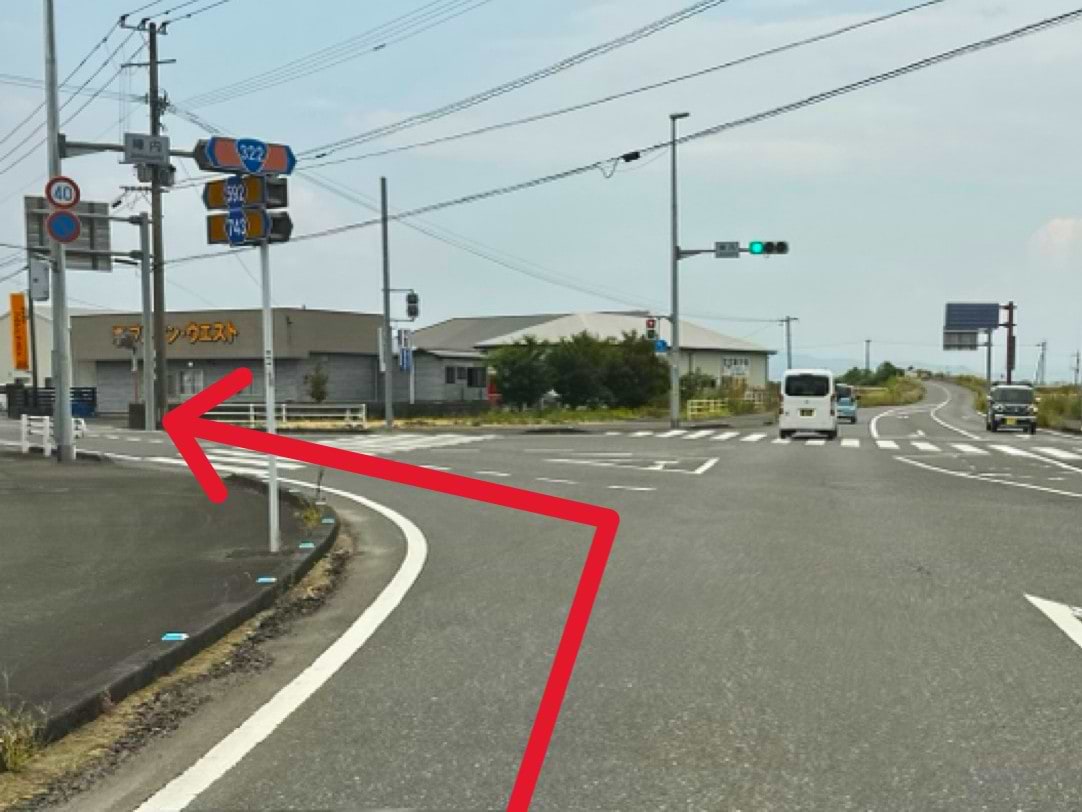 「陣内」交差点を左折して「飛田橋」を渡った先をすぐ左折します。そのまま道なりに進み、T字炉交差点を左折します。「マイカーセンター ナカムラ自動車」さんを右折して進み、高田駅出入口を右手に道なりに直進します。