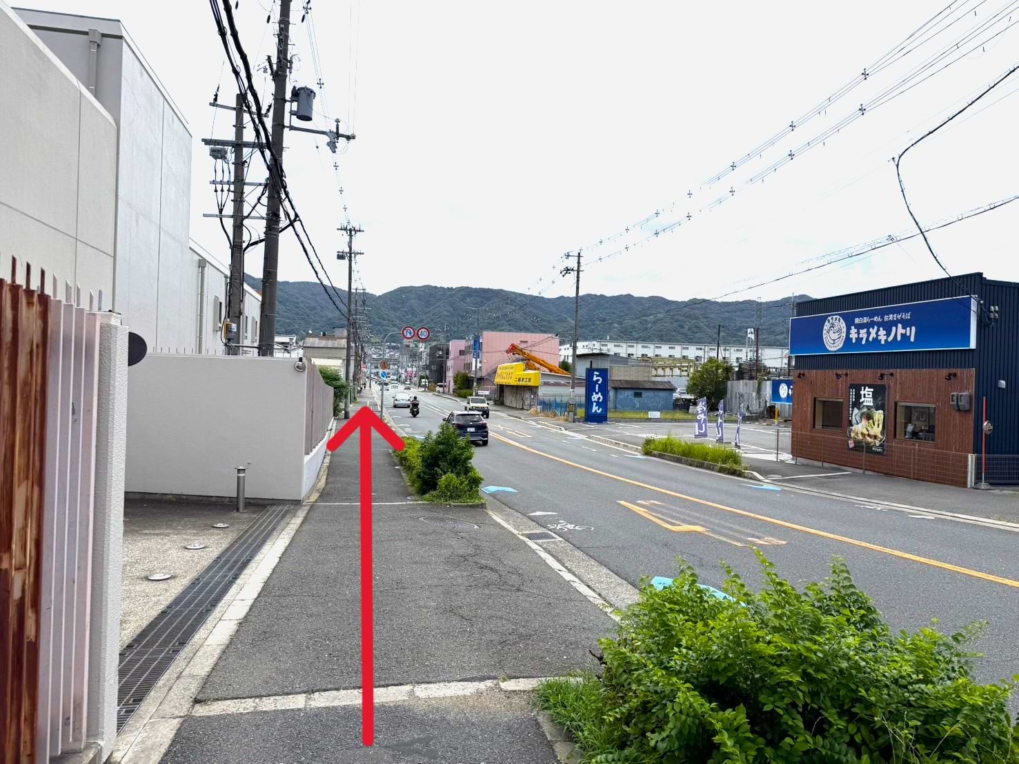 さらに直進します