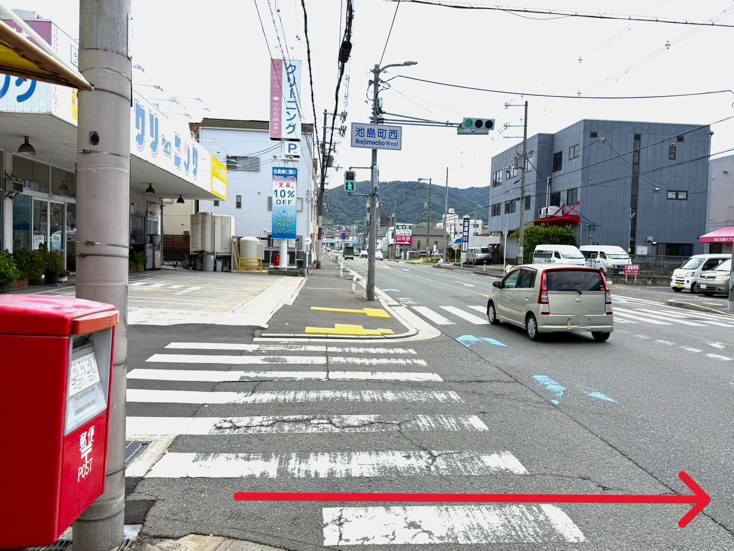 池島町西交差点 右手に当店がございます