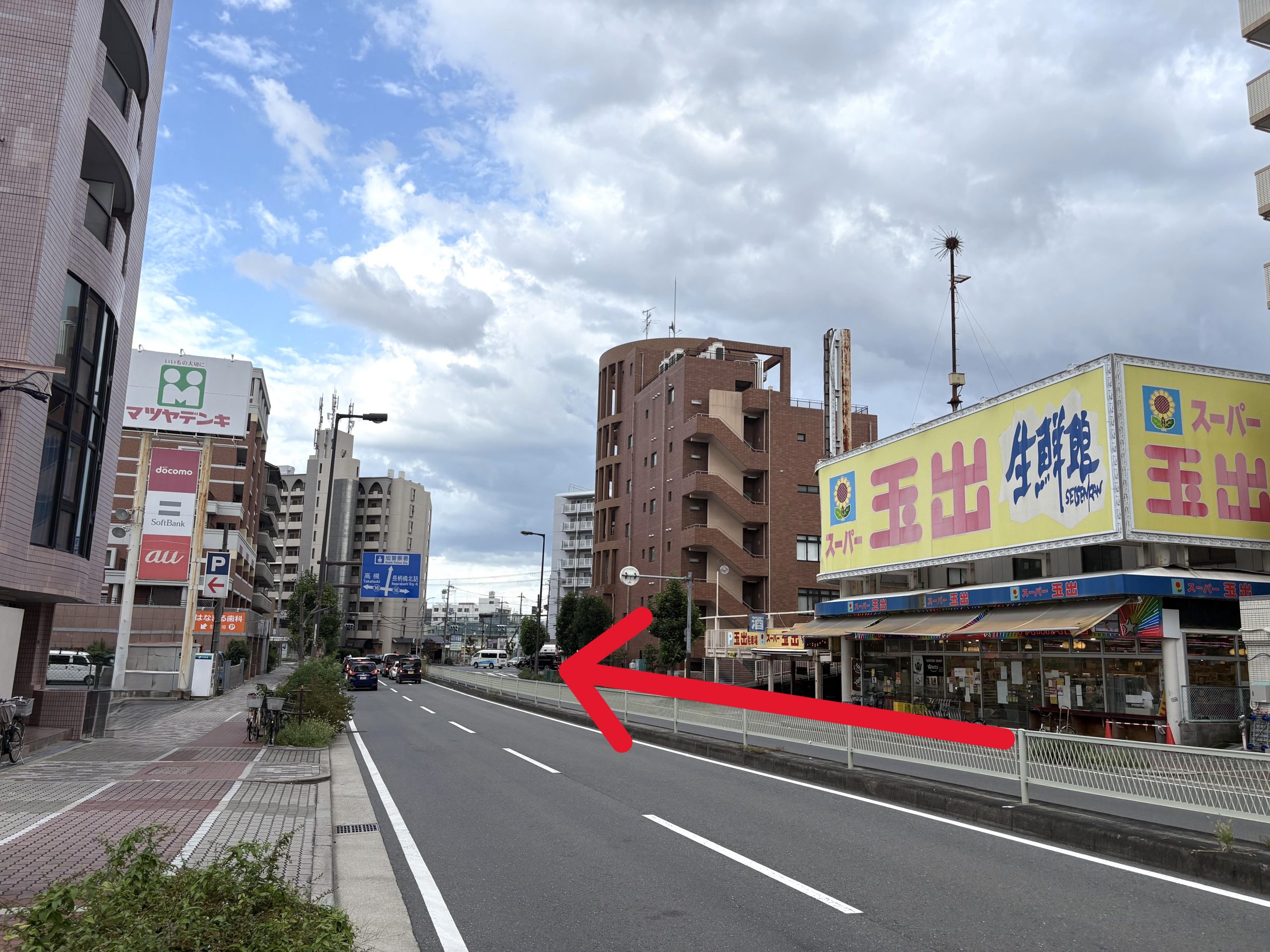 スーパー玉出 東淀川店を右手に、府道16号線方面へ進みます