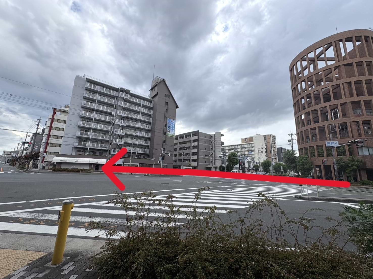 菅原2交差点の横断歩道を渡った先、角に当店がございます