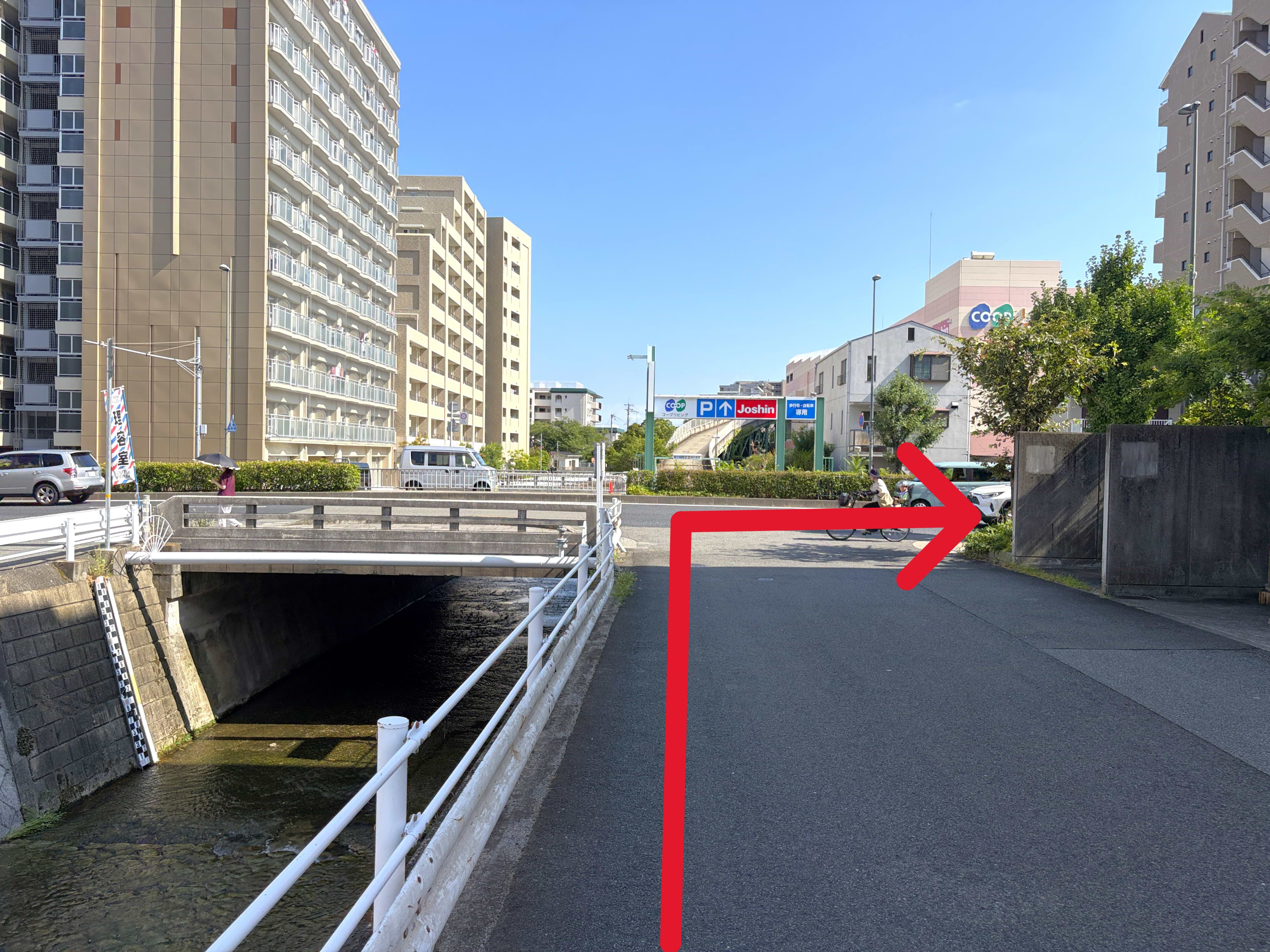 国道2号線まで進み、右折して350mほど直進します