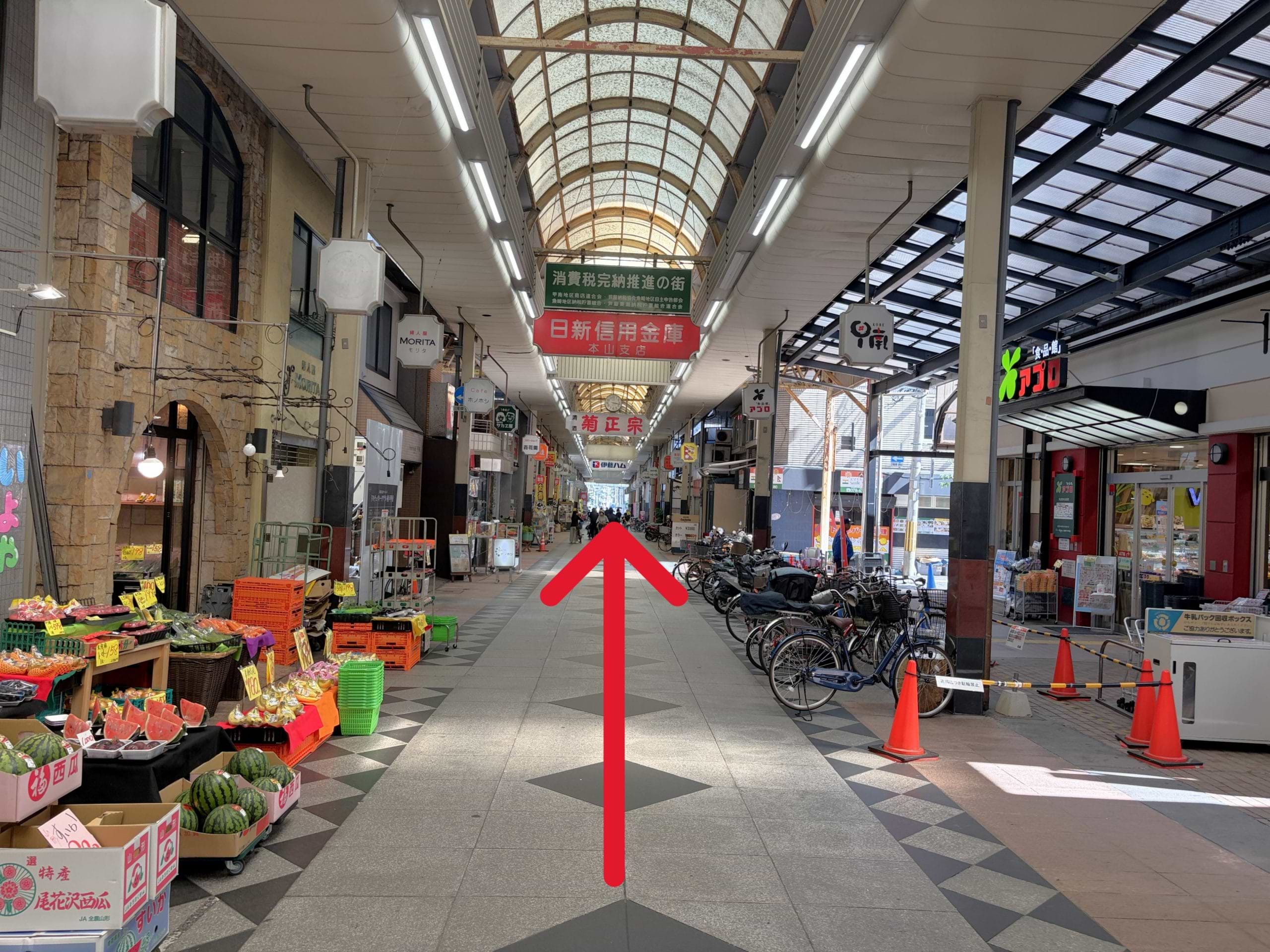 商店街に入り、150mほど進むと右手に当店がございます