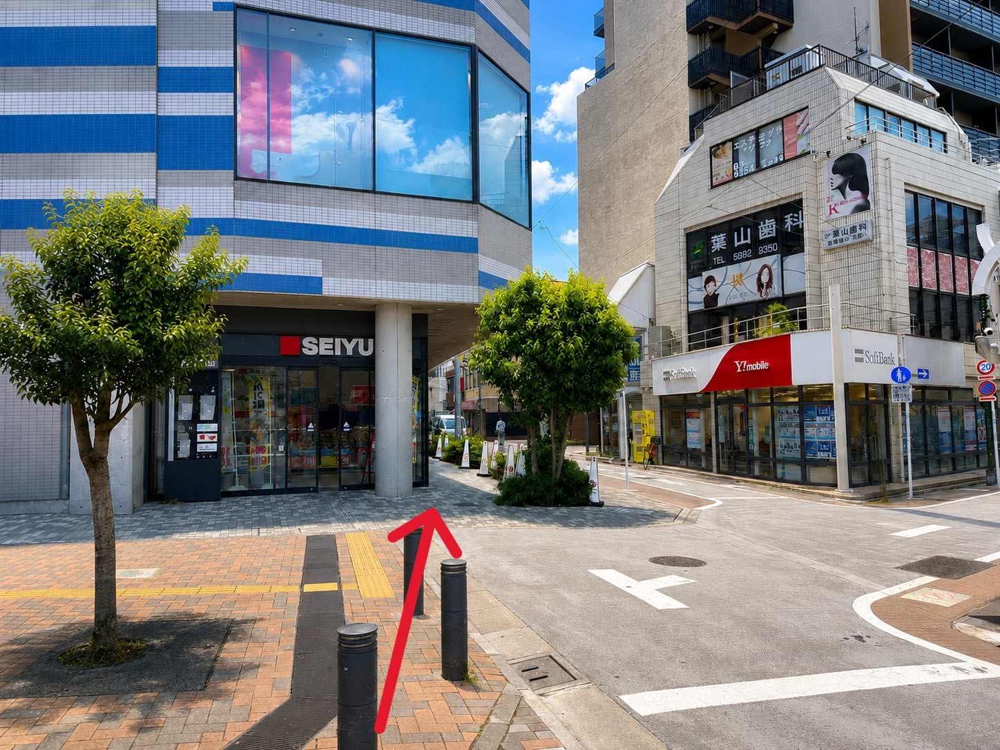 エレベーターまたは階段で下り、「西友 東長崎店」の前まで進みます
