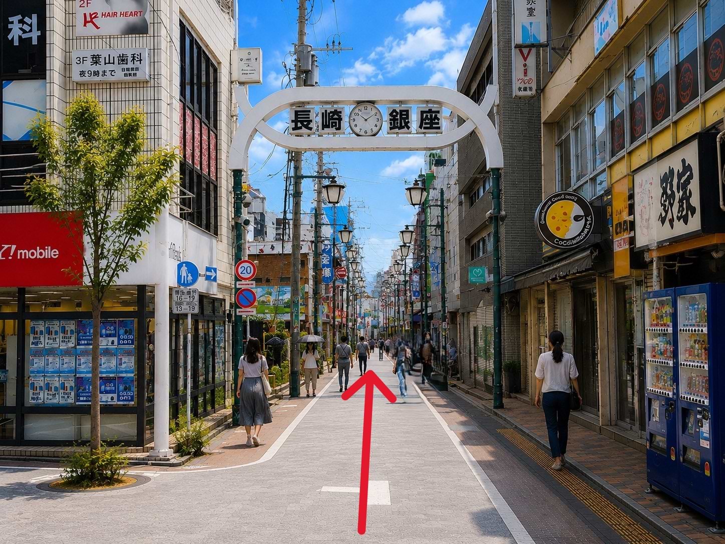 右手に見える「長崎銀座」のアーチをくぐり、そのまま70mほど直進します