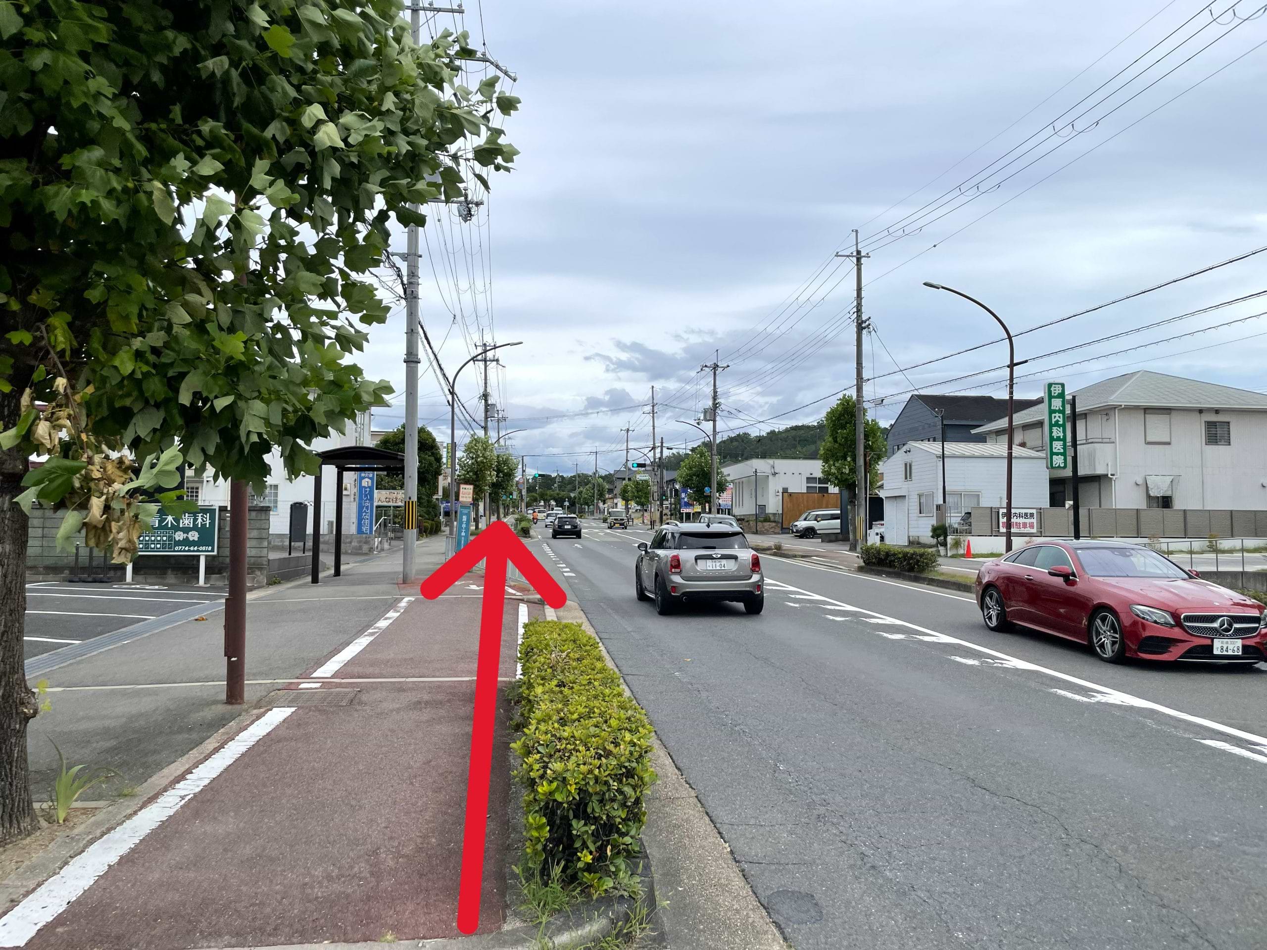 山手幹線沿いを東（八幡・京田辺方面）へ400ｍほど直進すると、左手に当店がございます