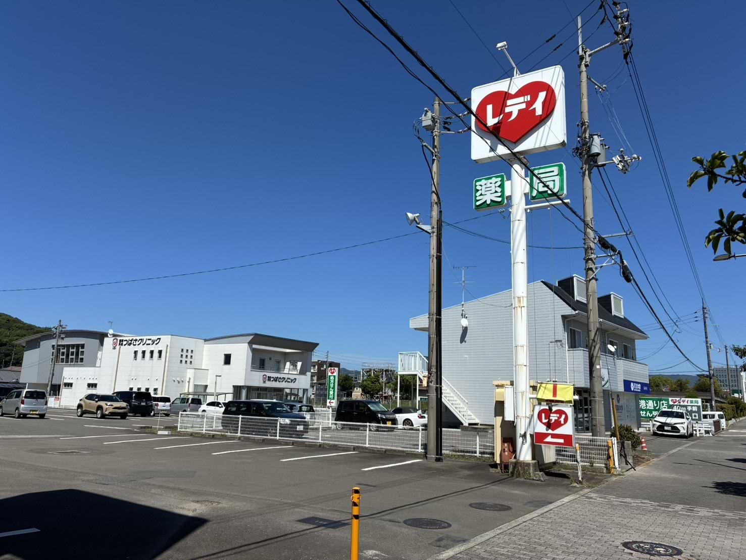 駐車場出入口のすぐ横に当店がございます