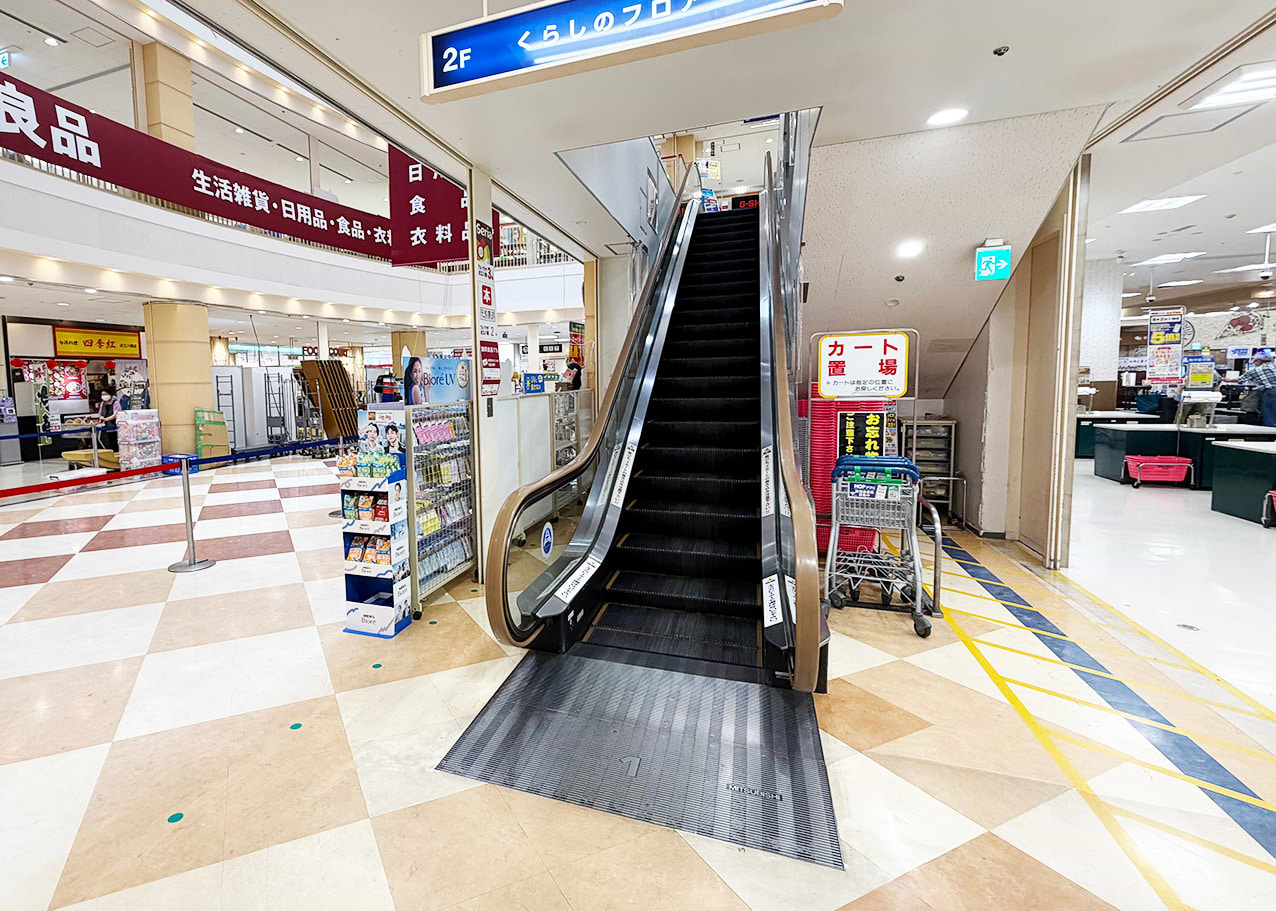 店内へ入り、直進しますと、1階フロアの中心にある催事場の横に上りエスカレーターがございます。