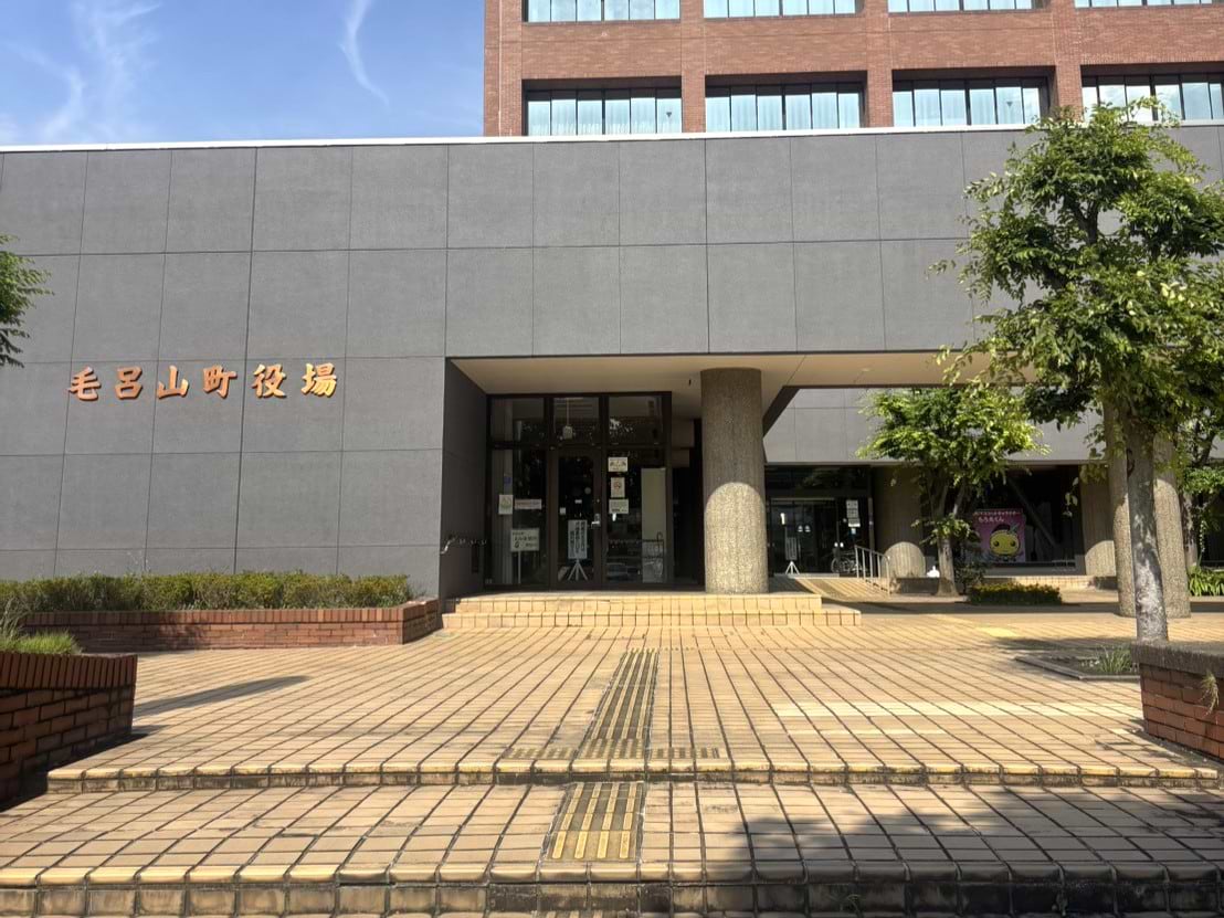 毛呂山町役場を右手にして、県道30号 飯能寄居線を寄越生居方面へ約300ｍ直進します