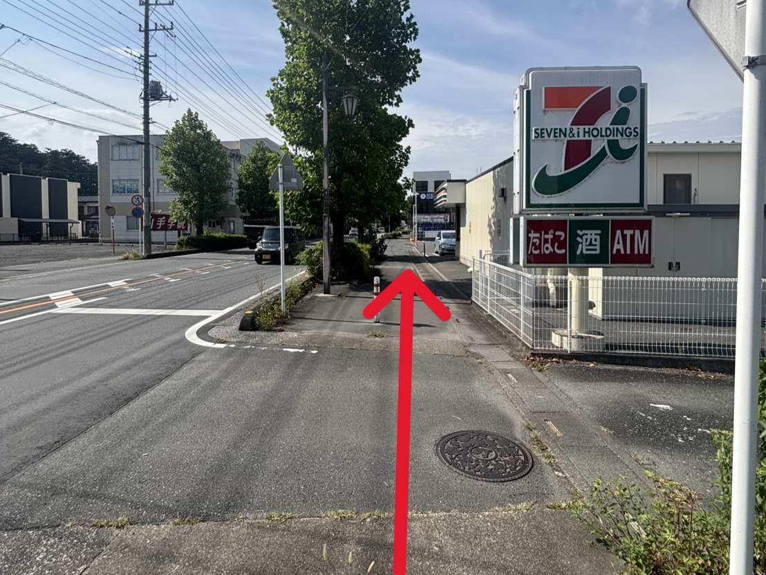 セブンイレブン毛呂山岩井店を通過した先、右手に当店がございます