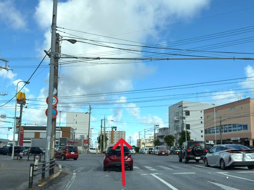 マクドナルド泡瀬店を左手に通過します