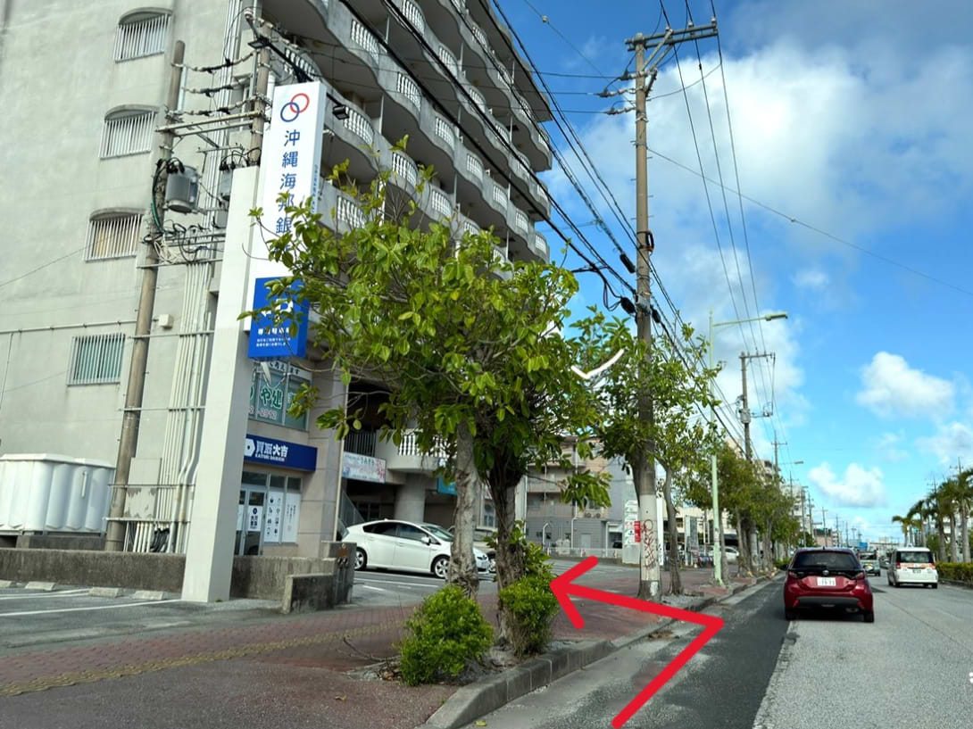 海邦銀行 泡瀬支店を過ぎると、すぐ隣に当店がございます