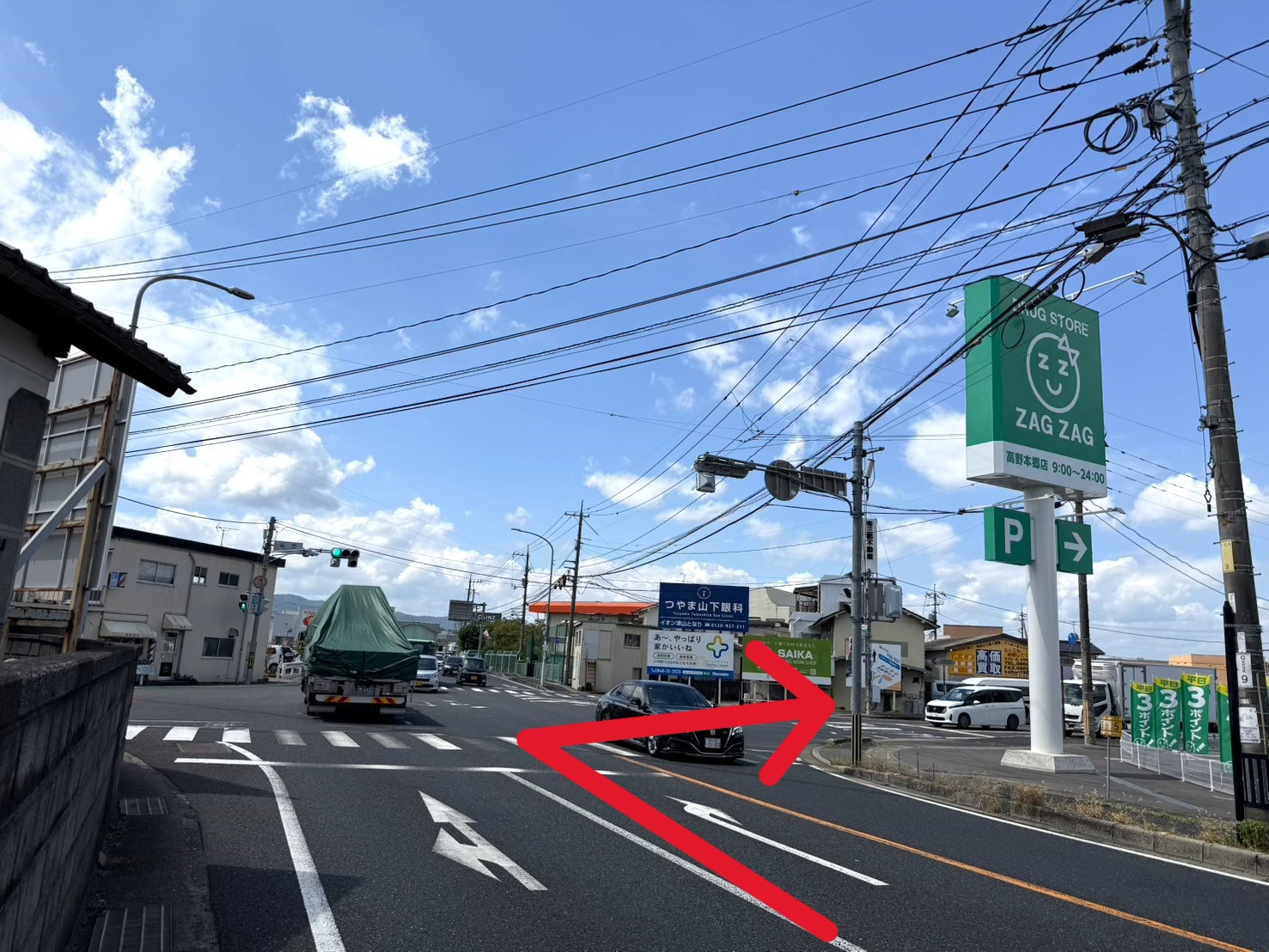 ザクザク 高野本郷店を右手に、高野交差点を右折します