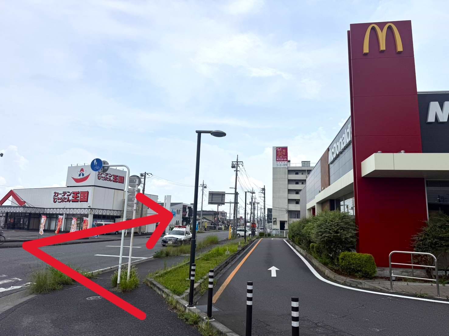 横断歩道を渡って右折し、300ｍほど直進します