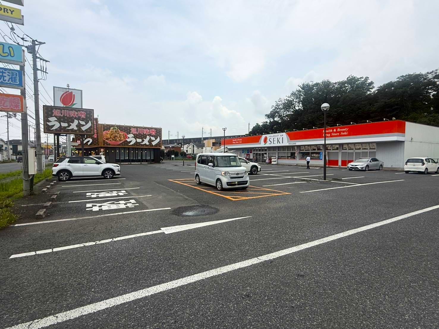 店舗前の駐車場が満車の場合は、向かい側のドラッグストアセキ熊谷広瀬店・ばんから熊谷店の駐車場もご利用いただけます