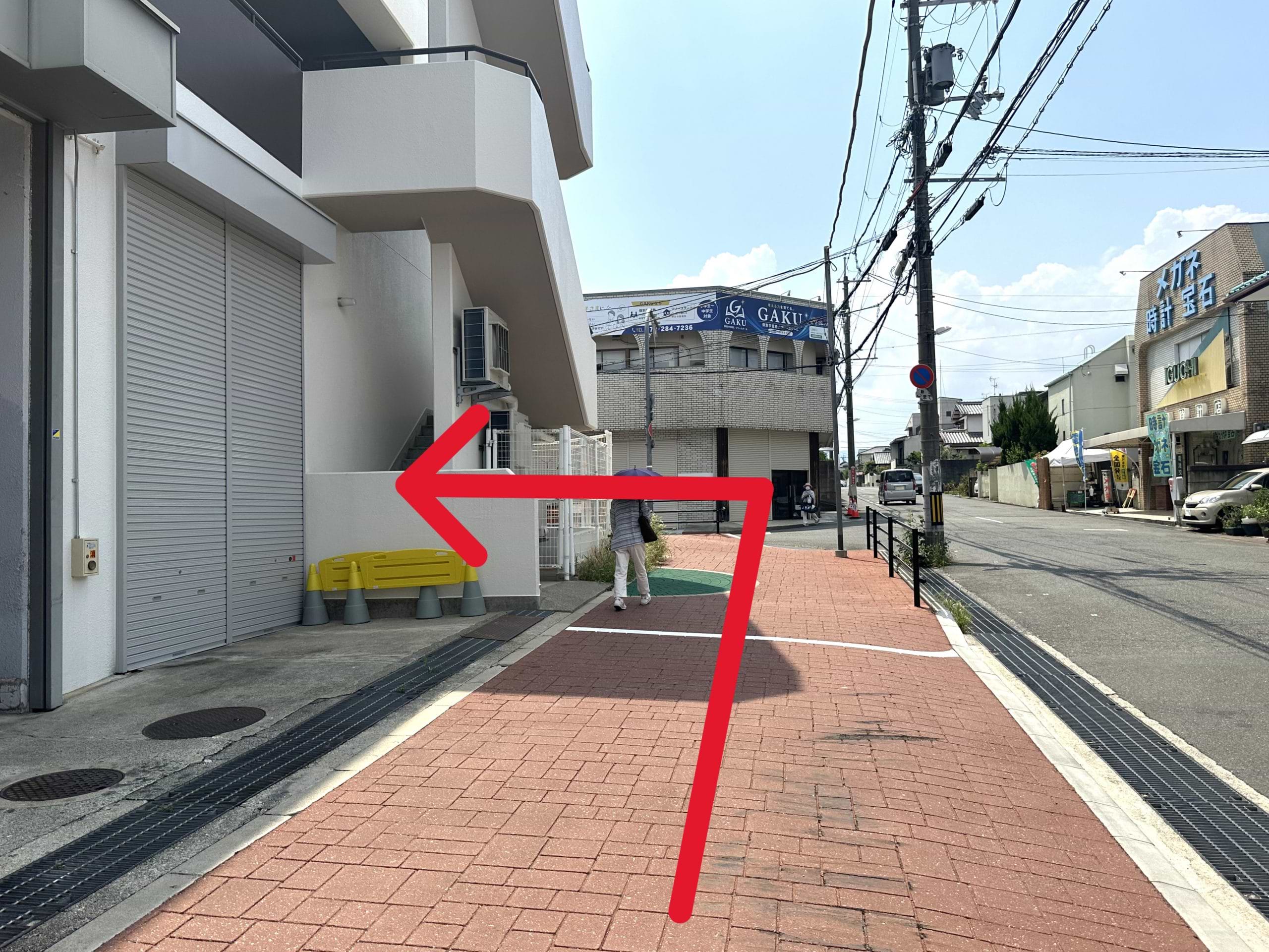 70mほど直進いただき、1つ目の角を左折し、ファミリーロード商店街に入ります