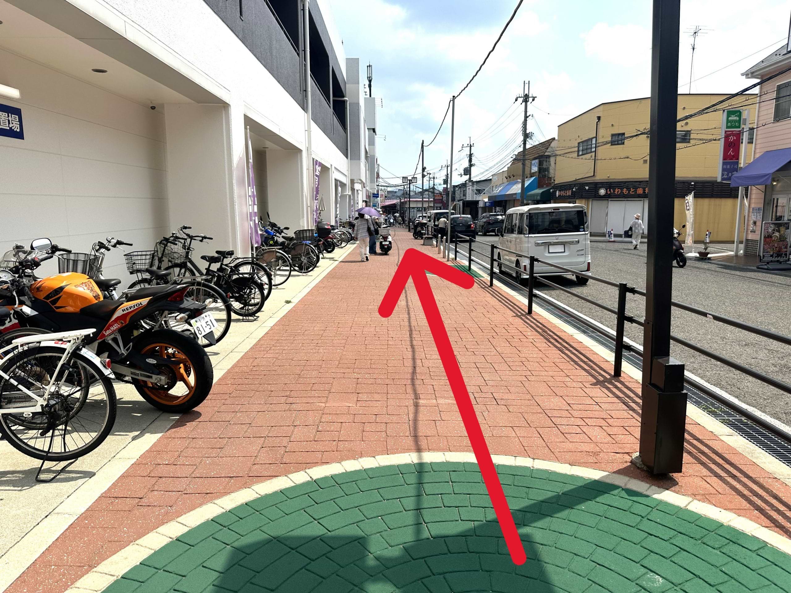 左折後、50mほど直進すると、左手にキリン堂 狭山大野台店様があり、その向かい側、右手に当店がございます