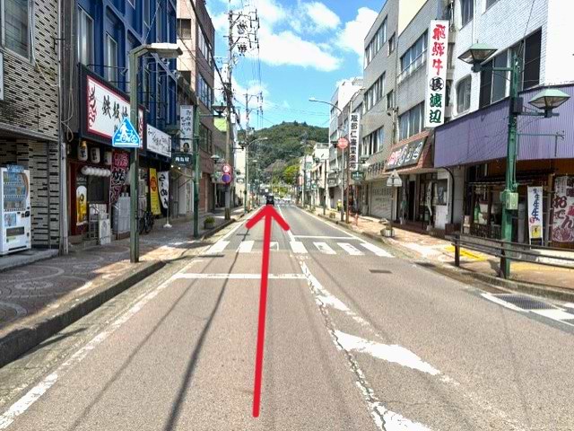 駅前通り（県道389号線）に出たら右折し、南西方向へ道なりに2kmほど直進します