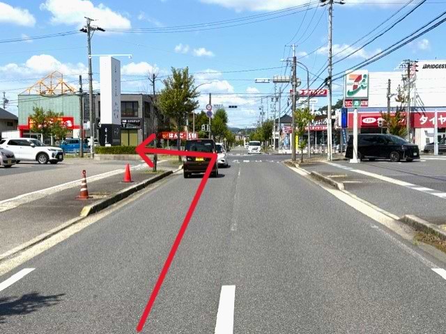 右手にセブンイレブン瑞浪インター店がある、薬師町2交差点を左折します（右手に瑞浪インター）