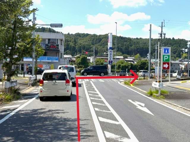 薬師交差点を右折し、100ｍほど直進すると左手に当店がございます