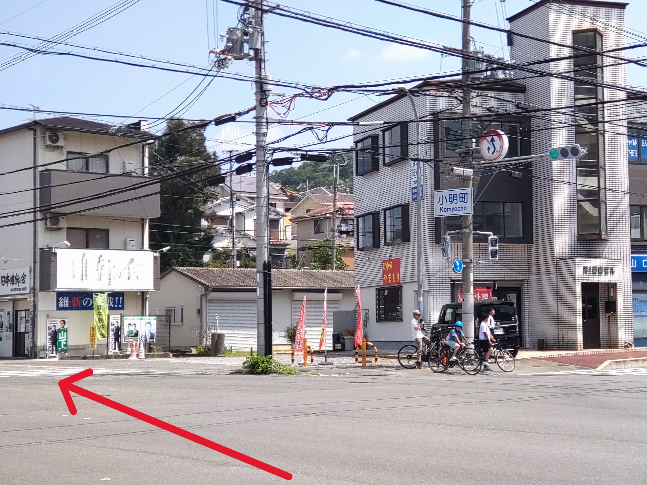「小明町」交差点を通過します