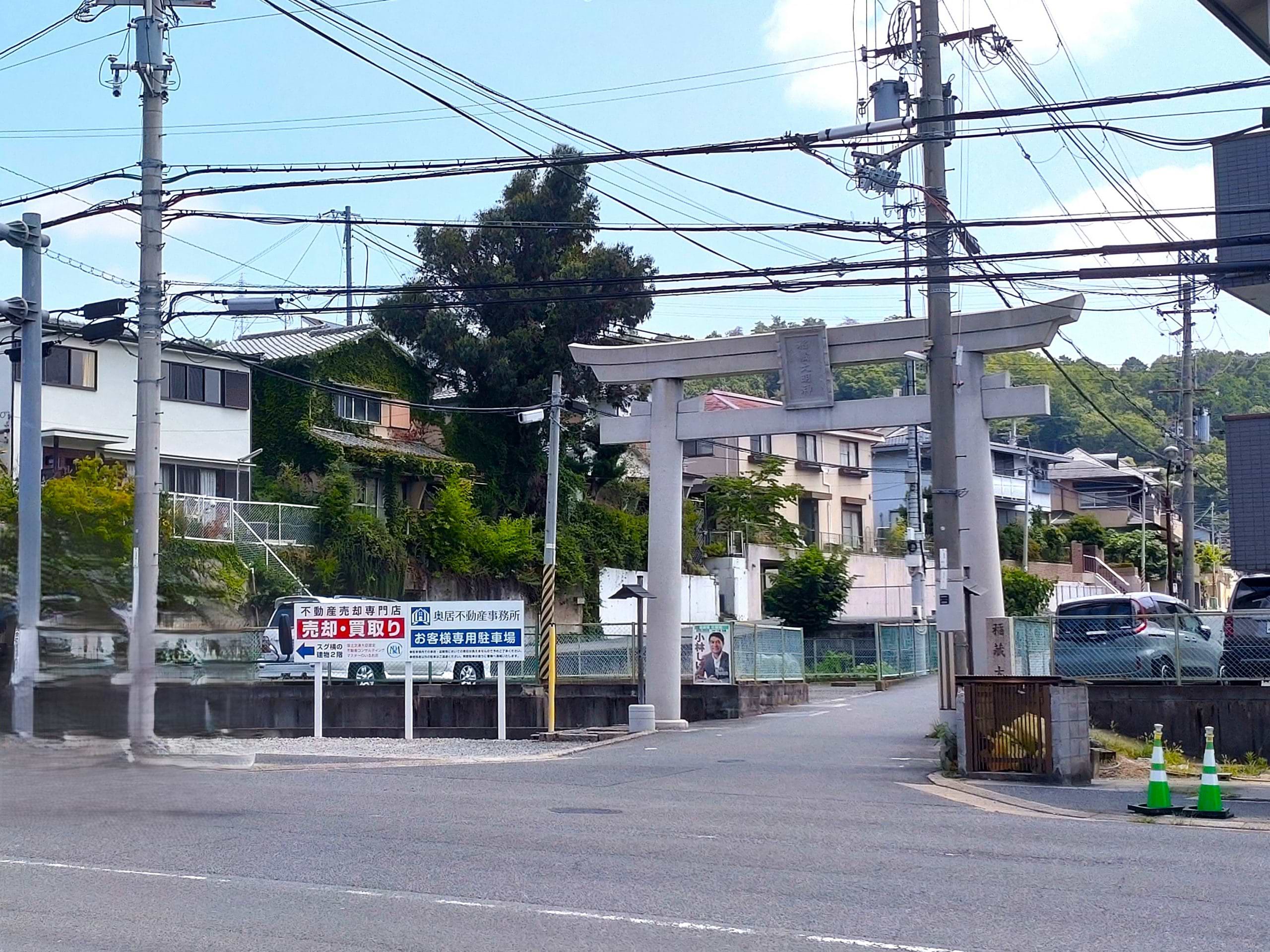 交差点を過ぎてすぐ、右手にある大きな石造りの「稲蔵神社」の鳥居の隣に当店がございます