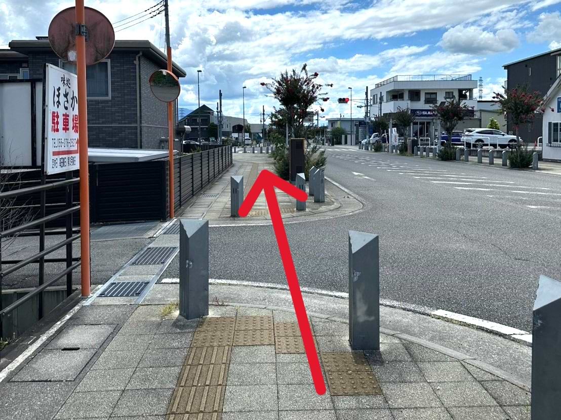 JR竜王駅南口を背にして、県道25号線を約800ｍ直進します。