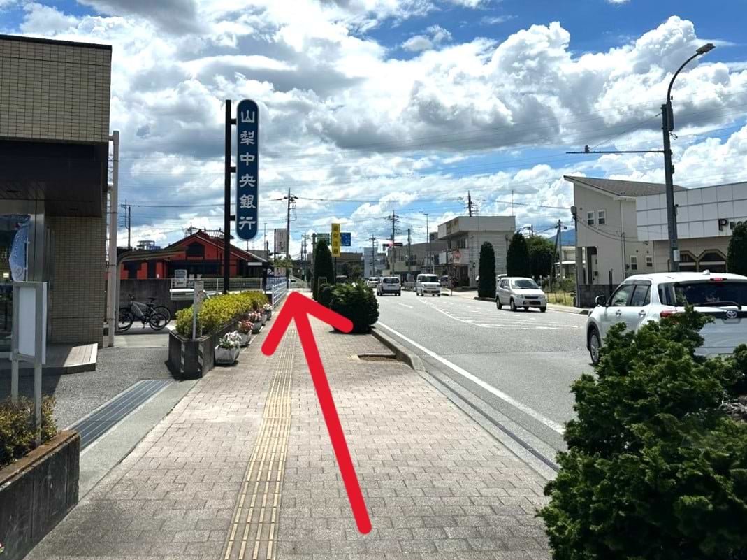 道中、左手に山梨中央銀行を通過し、歩道橋を渡ります。そのまま県道25号線沿いを直進すると、右手に買取大吉 甲斐篠原店がございます。